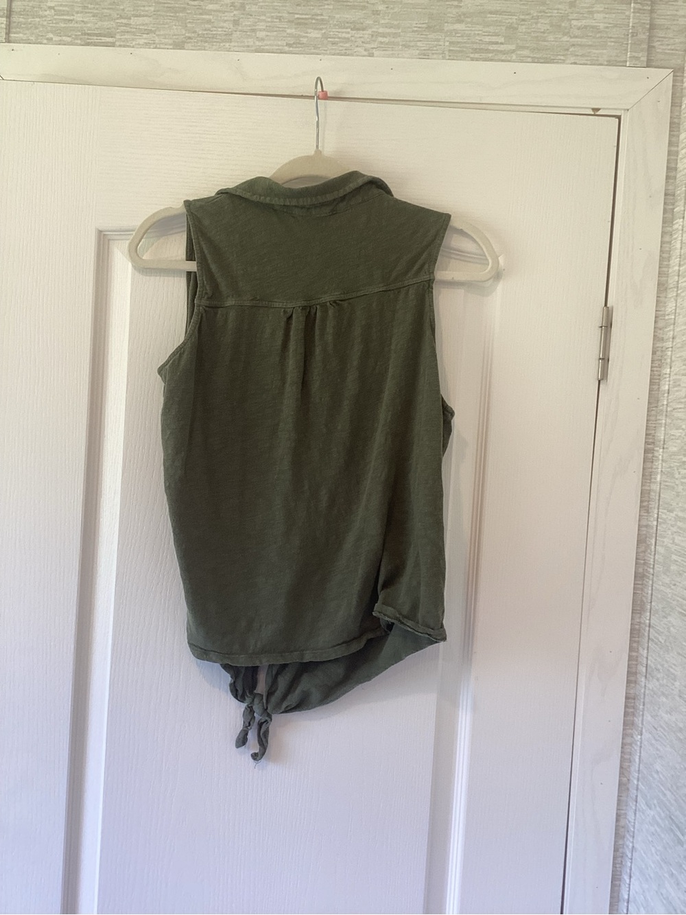 Time and Tru Olive Sleeveless Button-Front Tie-Hem Blouse 2XL EUC - Picture 3 of 3